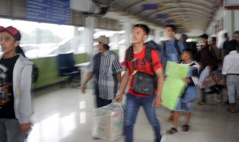 Sejumlah calon penumpang memadati Terminal Purabaya (Bungurasih) Sidoarjo, Jawa Timur, Kamis (22/6). 