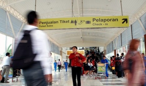 Sejumlah calon penumpang memasuki ruang tunggu terminal penumpang yang baru di Bandara Sultan Syarif Kasim II Pekanbaru, Senin (16/7). 