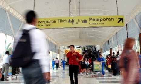 Sejumlah calon penumpang memasuki ruang tunggu terminal penumpang yang baru di Bandara Sultan Syarif Kasim II Pekanbaru, Senin (16/7). Angkasa Pura II mulai mengoperasikan terminal tersebut untuk menampung lonjakan penumpang pada Lebaran dan penyelenggaraa