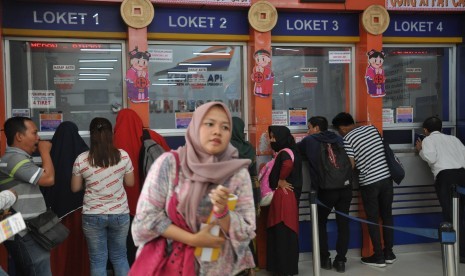 Loket tiket kereta api di Stasiun Besar, Medan (ilustrasi). Manajemen PT Kereta Api Indonesia (Persero) Divre I Sumut kembali mengurangi empat perjalanan kereta api (KA) Medan-Binjai-Medan untukpencegahan Covid-19.