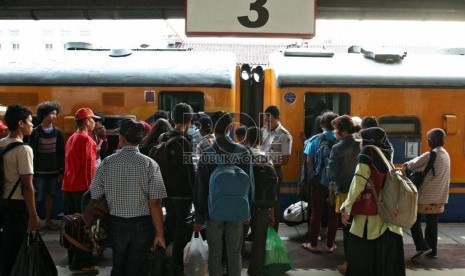 Calon penumpang Kereta Api Mataremaja jurusan Malang, di Stasiun Pasar Senen, Jakarta Pusat, Senin (29/7).   (Republika/Adhi Wicaksono)