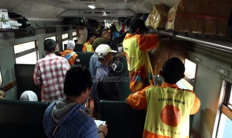  Sejumlah calon penumpang menaiki Kereta Api Mataremaja jurusan Malang, di Stasiun Pasar Senen, Jakarta Pusat, Senin (29/7).  