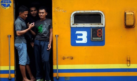 Sejumlah calon penumpang menaiki kereta di Stasiun Senen, Jakarta pusat, Kamis (5/4). (Republika/Prayogi)