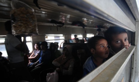 Sejumlah calon penumpang menaiki kereta di Stasiun Senen, Jakarta pusat, Kamis (5/4). (Republika/Prayogi)