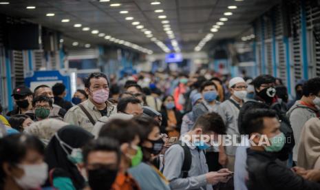 Sejumlah calon penumpang mengantre menunggu bus transjakarta di Halte Harmoni, Jakarta.