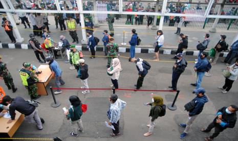 KAI Commuter memperketat pemeriksaan dokumen syarat menggunakan kereta rel listrik (KRL). VP Corporate Secretary KAI Commuter Anne Purba mengatakan mulai Rabu (14/7) hari ini jalur antrean penumpang KRL diatur sesuai pemeriksaan syarat perjalanan. (Foto ilustrasi: Calon penumpang mengantre saat pemeriksaan dokumen STRP di Stasiun Bogor)