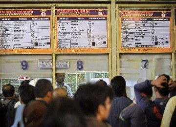 Sejumlah calon penumpang mengantre tiket kereta api di Stasiun Gambir, Jakarta Pusat, Jumat (22/7).