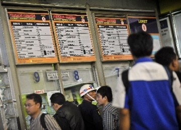 Sejumlah calon penumpang mengantre tiket kereta api di Stasiun Gambir, Jakarta Pusat.