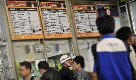 Sejumlah calon penumpang mengantre tiket kereta api di Stasiun Gambir, Jakarta Pusat.