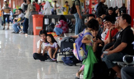 Sejumlah calon penumpang menuggu rangkaian kereta di Stasiun Senen, Jakarta pusat, Kamis (5/4). (Republika/Prayogi)