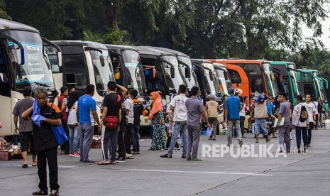 Calon penumpang menunggu bus (ilustrasi) 