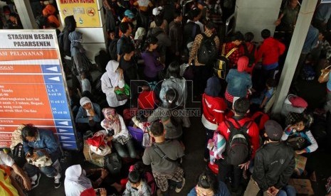  Sejumlah calon penumpang menunggu keberangkatan di Stasiun Pasar Senen, Jakarta Pusat, Jumat (2/8).   (Republika/Adhi Wicaksono)