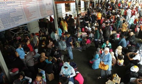  Sejumlah calon penumpang menunggu keberangkatan di Stasiun Pasar Senen, Jakarta Pusat, Jumat (2/8).   (Republika/Adhi Wicaksono)