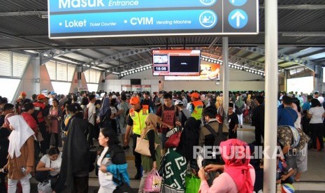 Sejumlah calon penumpang menunggu keberangkatan KRL Commuter Line Bogor-Jakarta di Stasiun Besar Bogor, Jawa Barat, Ahad (9/6/2019). 