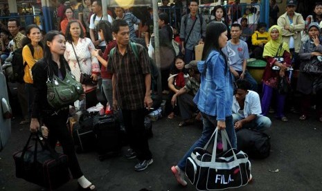   Sejumlah calon penumpang menunggu kedatangan bus di Terminal Pulogadung, Jakarta Timur, Kamis (16/8).  (Prayogi)