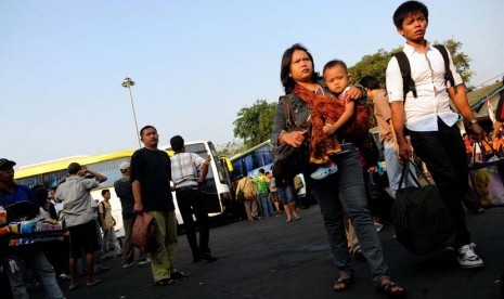   Sejumlah calon penumpang mulai meramaikan Terminal Pulogadung, Jakarta Timur, Kamis (16/8).  (Prayogi)