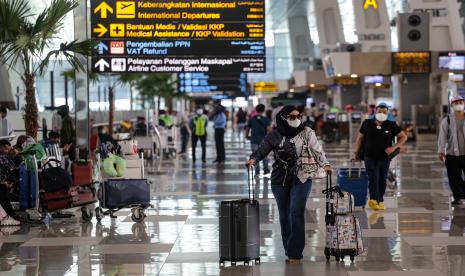 Sejumlah calon penumpang pesawat berjalan di Terminal 3 Bandara Soekarno Hatta, Tangerang, Banten, Selasa (8/3/2022). Satuan Tugas (Satgas) Penanganan COVID-19 menghapus persyaratan hasil tes negatif PCR dan antigen bagi pelaku perjalanan domestik yang telah menerima vaksin dosis kedua atau vaksin dosis ketiga (booster) COVID-19 yang berlaku per 8 Maret 2022.