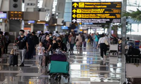 Sejumlah calon penumpang pesawat berjalan di Terminal 3 Bandara Soekarno Hatta, Tangerang, Banten, Kamis (5/5/2022). PT Angkasa Pura II memprediksi puncak arus mudik lebaran Idul Fitri 1443 H di Bandara Soekarno Hatta terjadi pada 7-8 Mei 2022. 