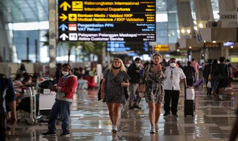 Sejumlah calon penumpang pesawat berjalan di Terminal 3 Bandara Internasional Soekarno Hatta, Tangerang, Banten, Selasa (19/7/2022). 