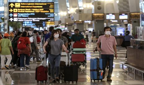 Sejumlah calon penumpang pesawat berjalan di Terminal 3 Bandara Internasional Soekarno Hatta, Tangerang, Banten, Selasa (18/10/2022). Kementerian Perhubungan meminta setiap bandar udara (bandara) wajib menginformasikan tarif angkutan udara selama periode angkutan Lebaran 2023.