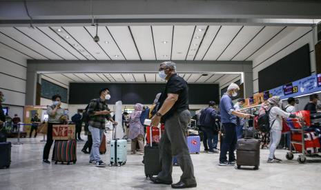 Sejumlah calon penumpang pesawat mengantre di loket lapor diri Terminal 2 Bandara Soekarno Hatta, Tangerang, Banten, Selasa (19/4/2022). PT Angkasa Pura II Cabang Soekarno Hatta mencatat jumlah pergerakan penumpang di Bandara tersebut pada minggu ketiga bulan Ramadhan mencapai 80 ribu pergerakan per hari dan diprediksi akan menyentuh angka 140 ribu pergerakan penumpang per hari pada 28-30 April 2022.