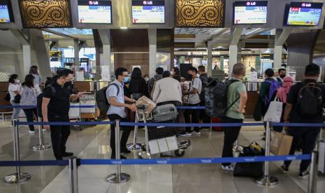 Sejumlah calon penumpang pesawat mengantre di loket lapor diri di Terminal 3 Bandara Internasional Soekarno Hatta, Tangerang, Banten. PT Angkasa Pura (AP) II (Persero) memastikan kesiapan tiga bandaranya untuk mendukung KTT G20 pada 15 dan 16 November 2022. Direktur Utama AP II Muhammad Awaluddin mengatakan ketiga bandara pendukung tersebut yakni Bandara Soekarno-Hatta, Bandara Halim Perdanakusuma, dan Bandara Internasional Banyuwangi.