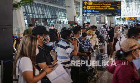 Sejumlah calon penumpang pesawat mengantre untuk melakukan refund dan reschedule tiket pesawat akibat kurangnya persyaratan penerbangan di Terminal 3 Bandara Internasional Soekarno Hatta, Tangerang, Banten, Senin (5/7/2021). Jumlah penumpang pesawat di Bandara Soekarno Hatta pada hari pertama PPKM Darurat mengalami penurunan menjadi 18 ribu penumpang atau turun sebesar 70 persen dibanding sebelum penerapan PPKM Darurat yang mencapai 60 ribu hingga 70 ribu penumpang per harinya.