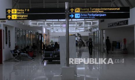 Sejumlah calon penumpang pesawat menunggu jadwal keberangkatan di bandara El Tari Kupang, NTT, Rabu (9/3/2022). Jumlah pemudik yang berangkat melalui Bandara El Tari pada H-7 pada Senin (25/4/2022) menjelang Idul Fitri 1443 H mencapai 1.978 orang.