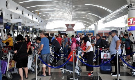 Sejumlah calon penumpang pesawat udara antre untuk lapor diri di Bandara Internasional Kualanamu, Kabupaten Deli Serdang, Sumatra Utara.