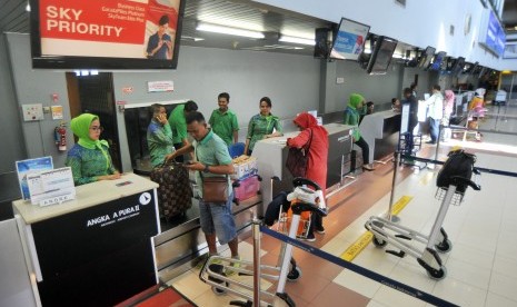 Sejumlah calon penumpang pesawat udara, berada di konter check in, Bandara Internasional Minangkabau (BIM), Padangpariaman, Sumatera Barat, Kamis (24/1/2019). 