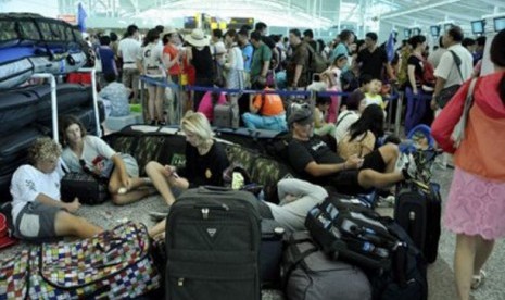   Sejumlah calon penumpang tertahan di Bandara Ngurah Rai Denpasar.