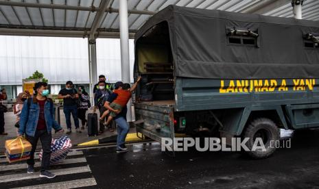 Sejumlah calon penumpang yang batal terbang menaiki truk evakuasi akibat akses masuk maupun keluar kawasan bandara terendam banjir di Bandara Internasional Jenderal Ahmad Yani Semarang, Jawa Tengah, Sabtu (6/2/2021). PT Angkasa Pura I (Persero) Kantor Cabang Bandara Internasional Jenderal Ahmad Yani Semarang menutup bandara tersebut hingga Minggu (7/2) pagi pukul 06.00 WIB akibat cuaca buruk yang melanda Kota Semarang. 