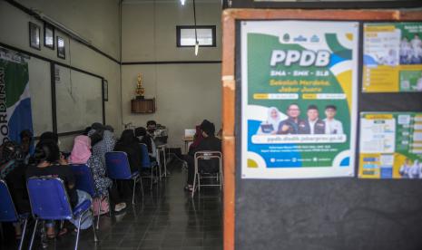 Sejumlah calon peserta didik baru didampingi orang tuanya melakukan pendaftaran di SMAN 1 Bandung, Jawa Barat, Senin (6/6/2022). Usai kasus pungli SMKN 5 Bandung, whistleblowing system diminta dibentuk untuk PPDB tahap II.