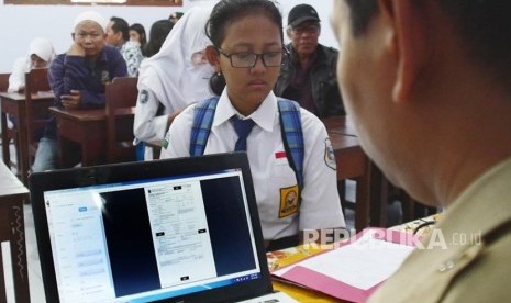 Sejumlah calon peserta didik bersama orang tuanya mengikuti proses verifikasi berkas administrasi akademik dan non akademik di SMA Negeri (ilustrasi). 