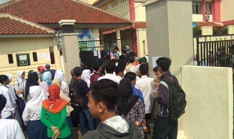 Sejumlah calon siswa menunggu pengumuman PPDB di SMK Negeri 2 Depok, Jawa Barat, belum lama ini.