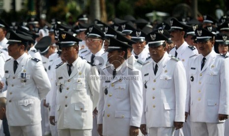   Sejumlah camat dan lurah mengikuti pelantikan di halaman Balai Kota, Jakarta Pusat, Kamis (27/6).  (Republika/ Yasin Habibi)