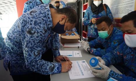 Sejumlah cara dilakukan untuk mencegah peredaran narkoba di lingkungan Lembaga Pemasyarakatan (Lapas). Salah satunya dilakukan oleh Lapas Kelas IIB Sukabumi yang menggelar tes urine kepada para petugas Lapas dan perwakilan warga binaan pemasyarakatan (WBP) pada Selasa (10/11).