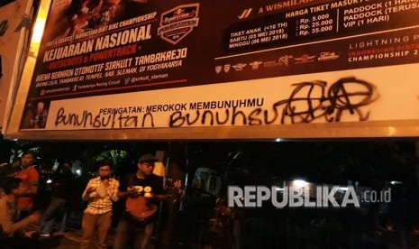 Sejumlah coretan pendemo yang ada di tembok-tembok sekitaran UIN Sunan Kalijaga, Selasa (1/5) malam.  Coretan bertuliskan 'Bunuh Sultan' jadi salah satu pemicu amarah warga sebelum bentrokan terjadi.