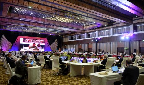 Sejumlah delegasi mengikuti kegiatan G20 Energy Transitions Ministerial Meeting (ETMM) di Nusa Dua, Badung, Bali, Jumat (2/9/2022). Pemerintah Jepang mengapresiasi Indonesia dalam langkah transisi energi sebagai upaya pengurangan emisi. Parliamentary Vice Minister for Foreign Affairs Japan, Kei Takagi mengatakan pemerintah Jepang sepakat dengan rencana pemerintah Indonesia dalam transisi energi. Takagi menilai, prinsip No One Left Behind yang diterapkan Indonesia sejalan dengan prinsip Jepang.