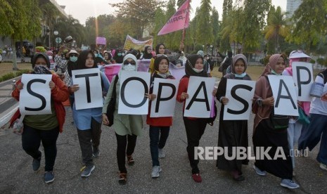 Sejumlah demonstran dari Gerakan Perempuan dan Rakyat Riau Melawan Asap, menggelar demonstrasi di halaman kantor Gubernur Riau, di Kota Pekanbaru, Selasa (24/9/2019).