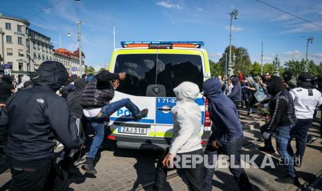  Sejumlah demonstran menyerang mobil polisi saat demonstrasi Black Lives Matter, di Gothenburg, Swedia,Ahad (7/6). Aksi tersebut sebagai tanggapan atas pembunuhan George Floyd oleh petugas polisi di Minneapolis, AS, yang telah menyebabkan protes di banyak negara dan di seluruh dunia.