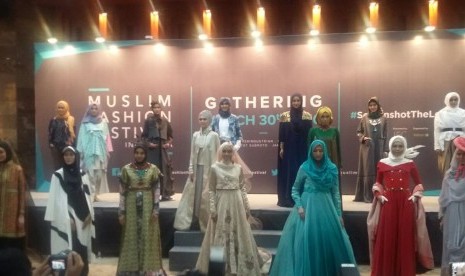 Sejumlah desainer memperlihatkan rancangannya yang akan dibawakan saat Muslim Fashion Festival Indonesia yang akan digelar Mei 2016.