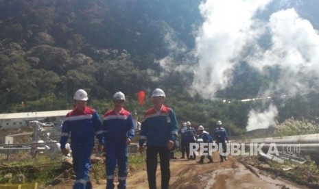 Sejumlah Direksi Pertamina Geothermal Energy berbincang saat peresmian operasional PLTP Karaha Unit 1 di Kecamatan Kadipaten Kabupaten Tasikmalaya Jawa Barat, Senin (30/4). 