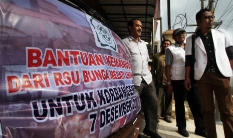 Sejumlah dokter dan tenaga medis menunggu pemberangkatan untuk membantu penanganan medis para korban gempa Pidie Jaya dan Bireuen, di Lhokseumawe, Provinsi Aceh, Jumat (9/12). 