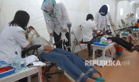 Sejumlah dokter gigi menangani pasien warga kurang mampu. Menolong orang ternyata amat baik untuk kesehatan otak