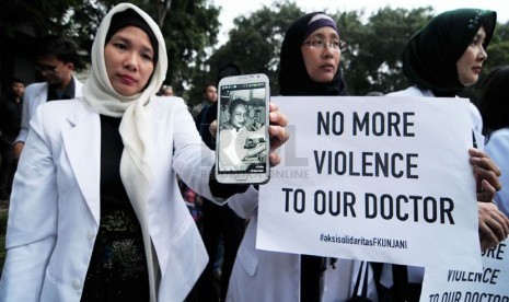 Sejumlah dokter, Ikatan Alumni Fakultas Kedokteran dan Mahasiswa Fakultas Kedokteran Universitas Jendral Achmad Yani (UNJANI) melakukan aksi protes kepada pihak TNI AU di Unjani, Cimahi, Jumat(4/4). (foto: Septianjar Muharam) 