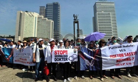  Sejumlah dokter melakukan aksi solidaritas tolak kriminalisasi dokter di kawasan Bundaran Hotel Indonesia, Jakarta, Rabu (27/11).  (Republika/Tahta Aidilla)