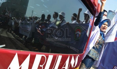  Sejumlah dokter melakukan aksi solidaritas tolak kriminalisasi dokter di kawasan Bundaran Hotel Indonesia, Jakarta, Rabu (27/11).  (Republika/Tahta Aidilla)