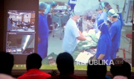 Sejumlah dokter, wartawan dan pengunjung menyaksikan secara langsung operasi Hybrid Gangguan Jantung Ventrical Septal Defect (VSD) di Aula Rumah Sakit Moehamad Hoesin Palembang (ilustrasi).