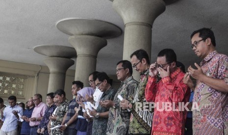 Sejumlah dosen, akademisi dan mahasiswa berdoa saat acara pernyataan sikap atas merebaknya aksi terorisme di Indonesia di Balairung, Universitas Gadjah Mada (UGM), Sleman, DI Yogyakarta, Senin (14/5). 